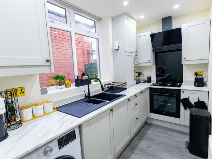 Private kitchen 2, Cosy 3 Bedroom House In Manchester Sleeps 7, Salford