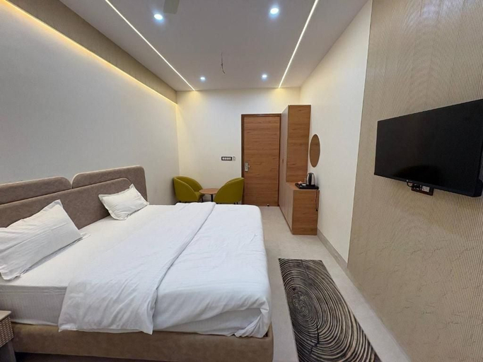 Room 1, Hotel Shri Radha Krishnam, Mathura