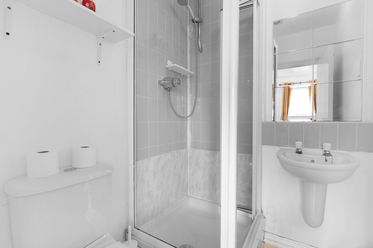 Bathroom 5, 4-Bed Townhouse in Thamesmead Sleeps 10, London