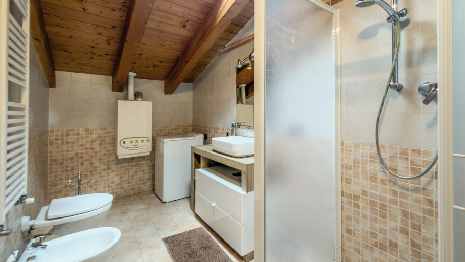 Bathroom 2, Abri Douillet, Aosta