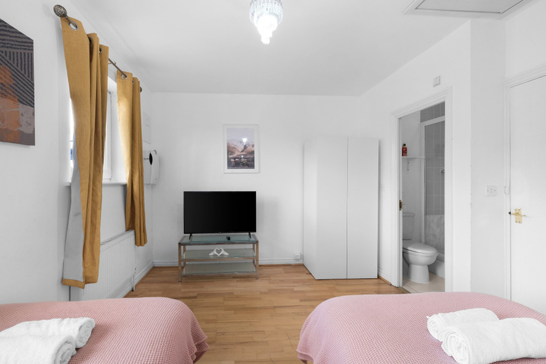 Room 2, 4-Bed Townhouse in Thamesmead Sleeps 10, London