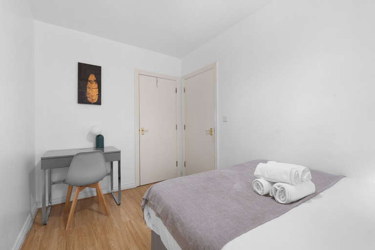 Room 1, 4-Bed Townhouse in Thamesmead Sleeps 10, London