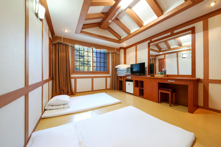 Bedroom 4, Hadong Autumn Hotel, Hadong