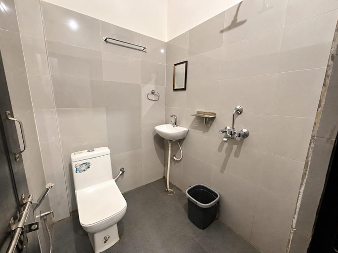 Bathroom 3, The White House Varanasi, Varanasi