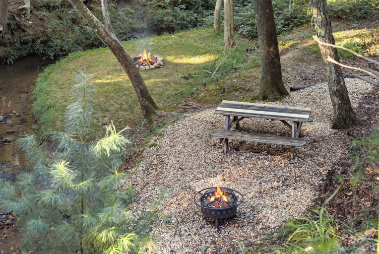 Property grounds 5, Bear Essentials & Hot Tub, Union
