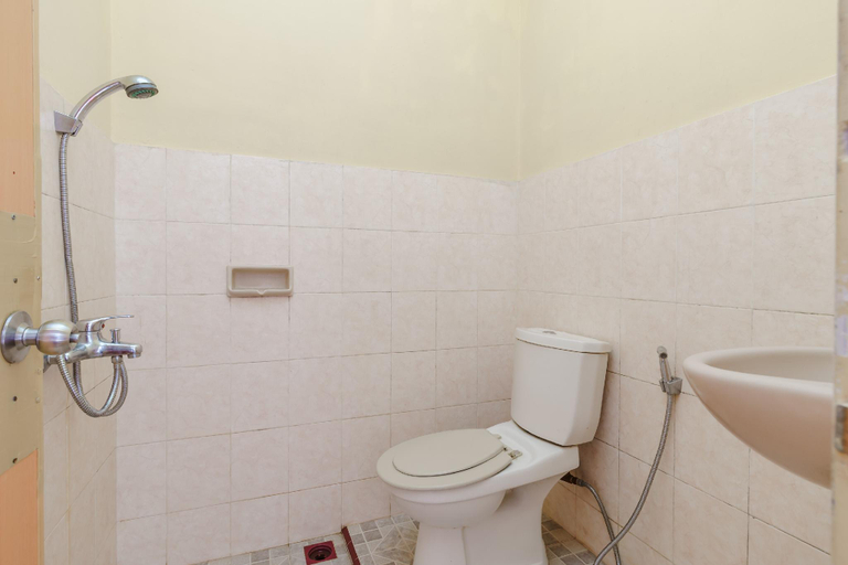 Bathroom 3, RedDoorz @ Parapat, Simalungun