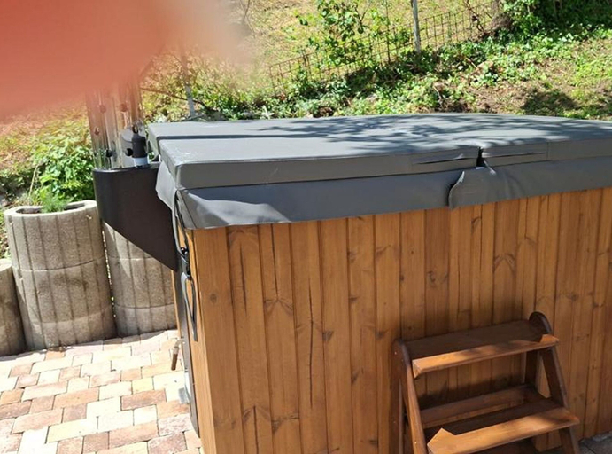 Outdoor spa tub, Villa One, Jastrebarsko