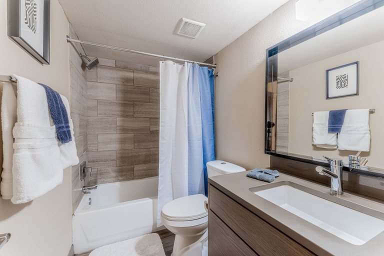 Room 3, King bed 1BR Close to Downtown w Fast Wifi w Pool, Travis