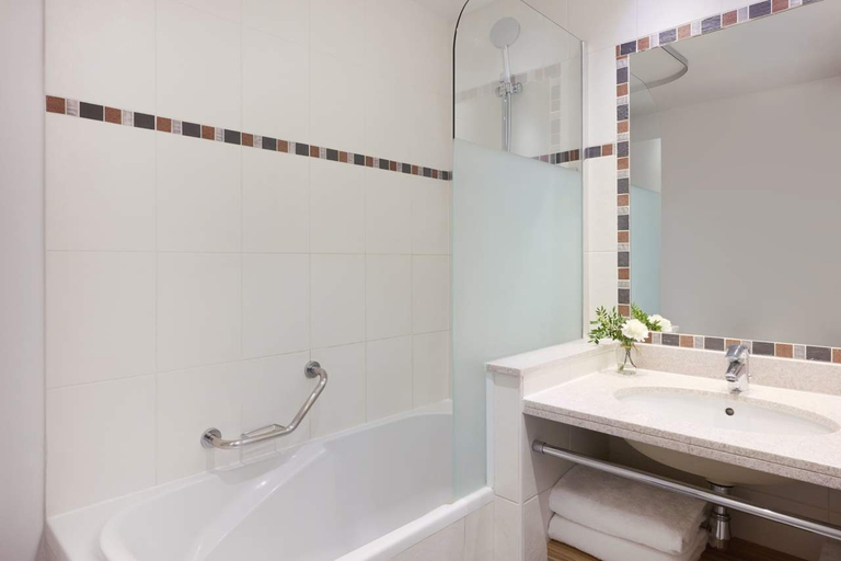 Bathroom 3, Fraser Suites Harmonie Paris La Defense, Hauts-de-Seine