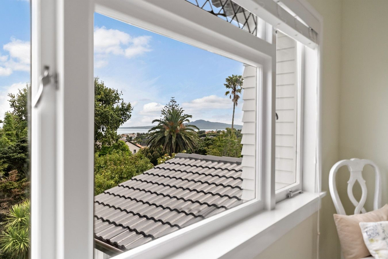 Beach/ocean view, The Rose COttage, Waitakere