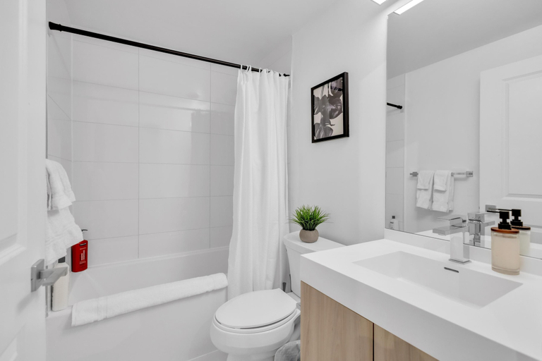 Bathroom, Downtown Suites Near Eaton Centre, Toronto