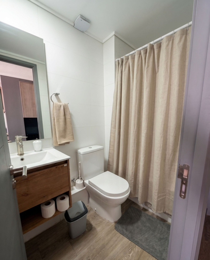 Bathroom 2, Edificio Agustinas by Domus Travels, Santiago