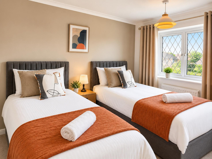 Room 3, 4-bed - Sleeps 8 - Games Room & Free Parking, Northamptonshire