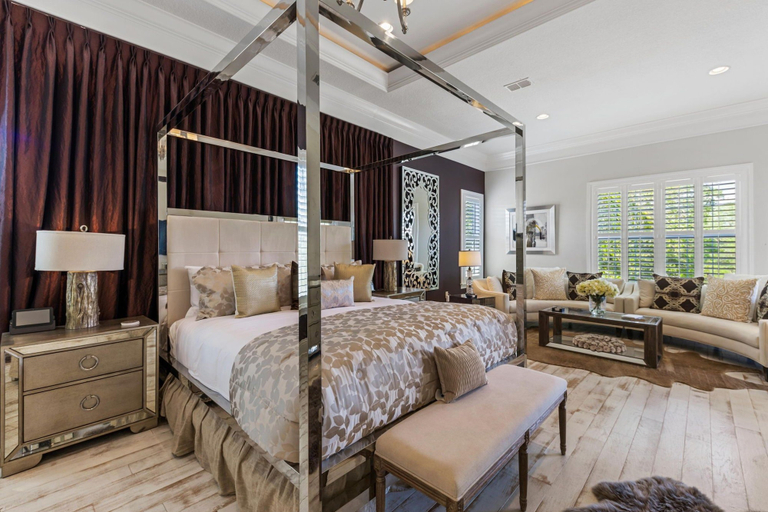 Room 4, Welcome to The Dream Getaway, Osceola