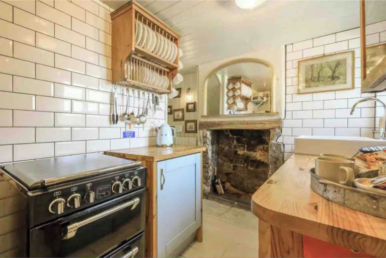 Primary image, Cottage Sleeps 6 With Sea View and Patio, Dorset