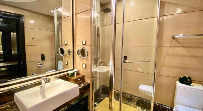 Bathroom 4, Chateau Star River Taiyuan, Taiyuan