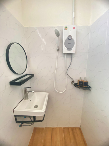 Bathroom 3, BaanKhunTong Chiang Khan, Chiang Khan