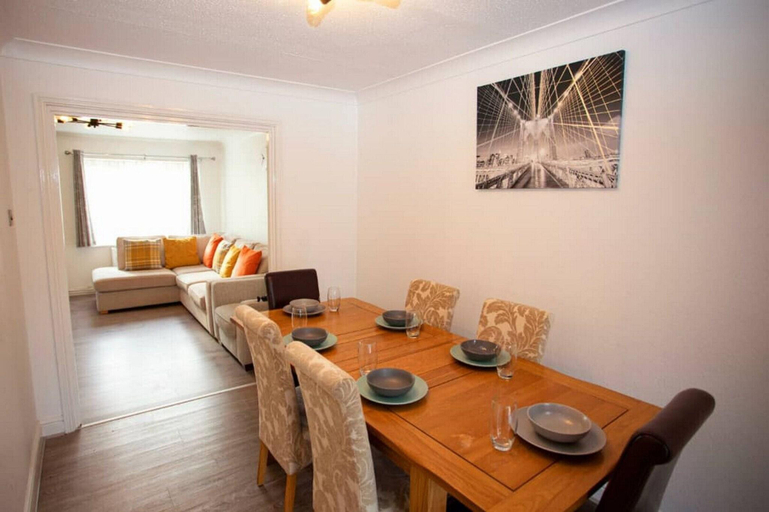 Others 5, Cozy 3-bedroom Home In Luton, Luton