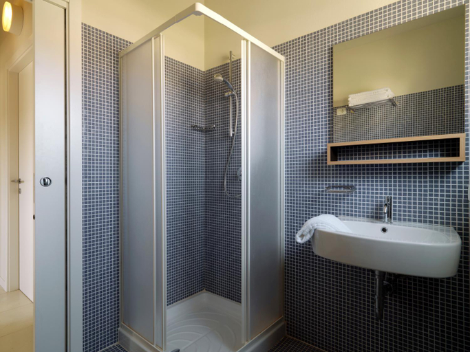 Bathroom, Belvedere Village, Verona