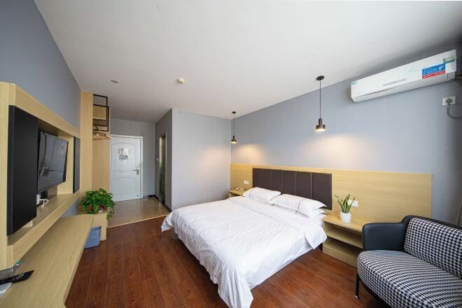 Bedroom, Haining Stranger Shanghua Hotel, Jiaxing