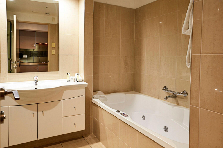 Bathroom 4, The White Morph, Kaikoura