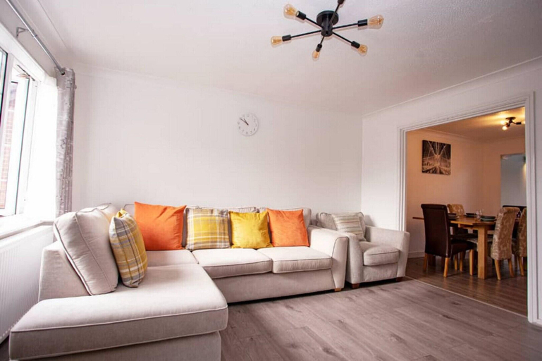 Exterior & Views, Cozy 3-bedroom Home In Luton, Luton