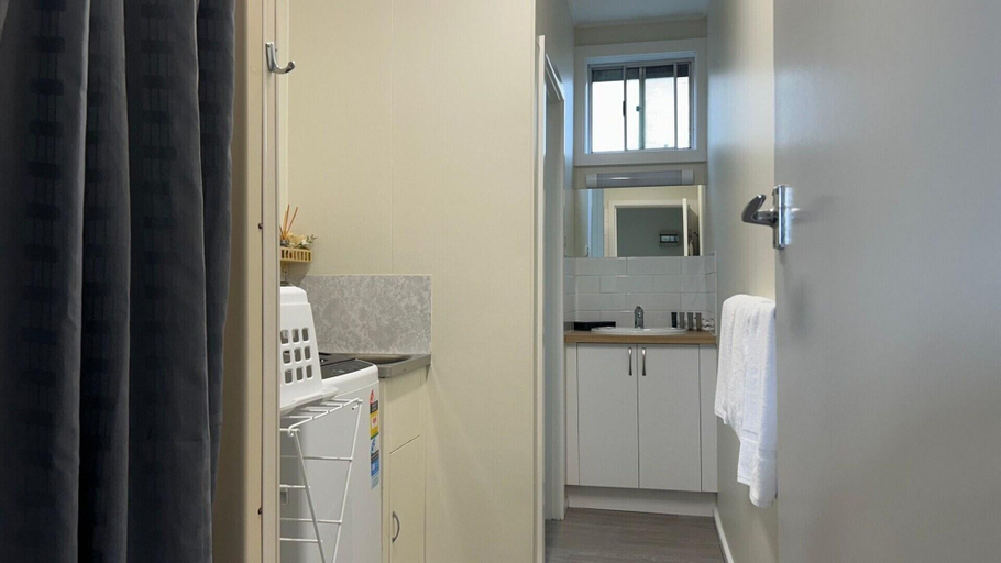Bathroom 2, Ocean Bridge Lakes Entrance, E. Gippsland - Bairnsdale