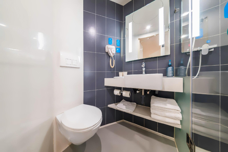 Bathroom 3, Hanting Hotel Shuangyashan Xinxing Street , Shuangyashan