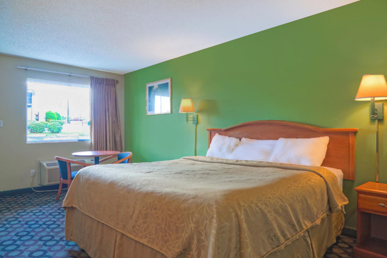 Bedroom 3, Economy Inn by OYO Ashburn I-75, Turner