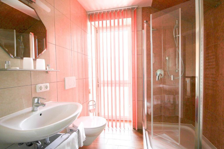Bathroom 4, Kneipp-Kurhotel Emilie, Unterallgäu