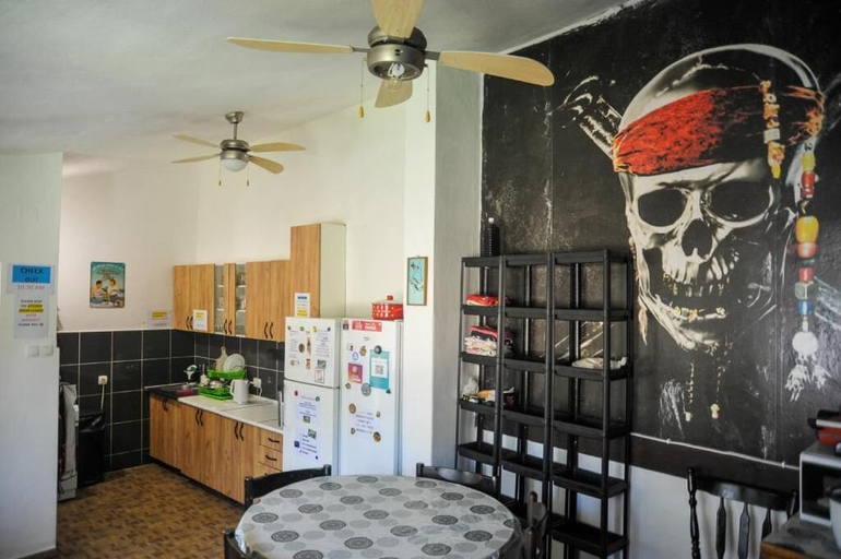 Dining, Pirate Backpackers
