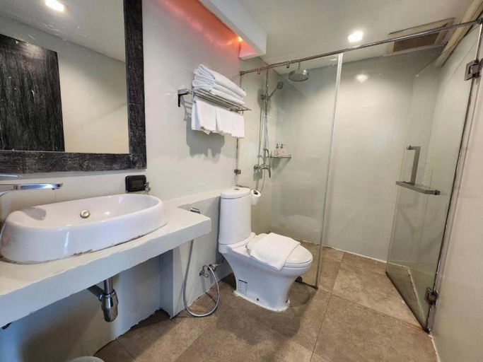 Bathroom 5, Eco Moment Beach Resort, Ban Laem