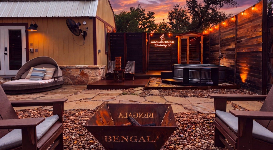 Exterior & Views 2, Romantic Luxury Retreat-hot/cold pool & sauna, Hays