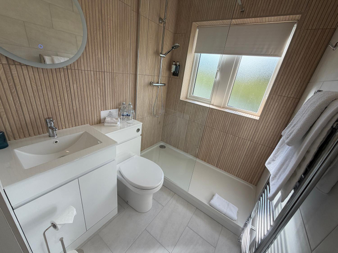 Bathroom 4, Leeming Wells Guest House, Bradford