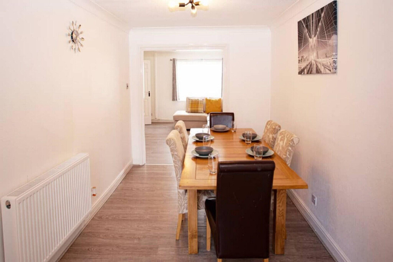 Others 4, Cozy 3-bedroom Home In Luton, Luton