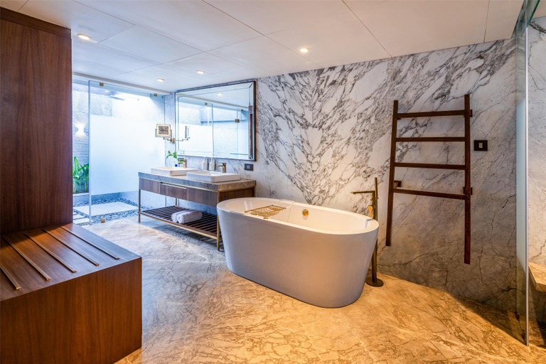 Bathroom, Radisson Blu Resort Temple Bay Mamallapuram, Kancheepuram