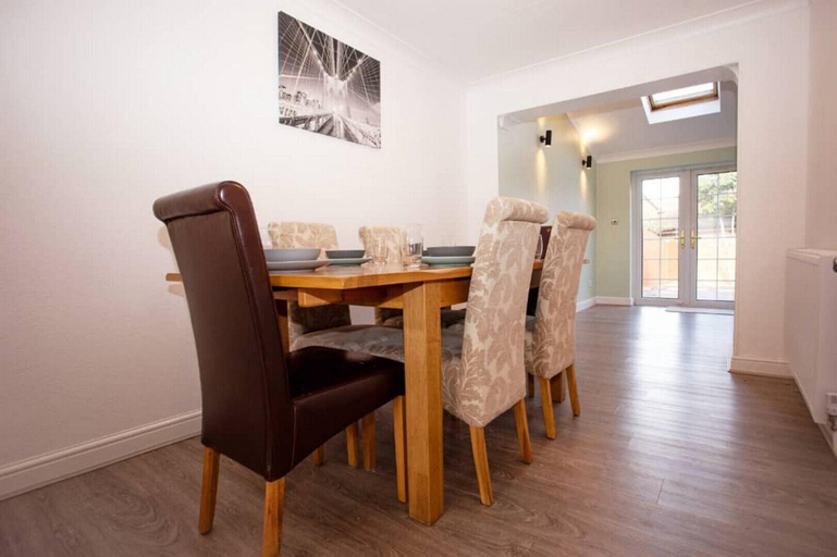 Others 2, Cozy 3-bedroom Home In Luton, Luton