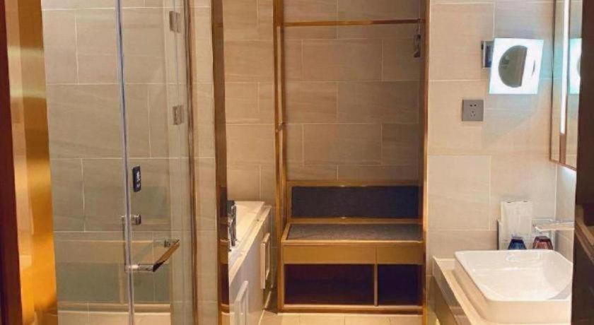 Bathroom 3, Lavande Hotel Xi'an Zhonglou Dachashi Metro Station, Xi'an