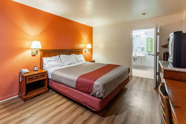 Room 4, Motel 6 Stockton Ca East, San Joaquin