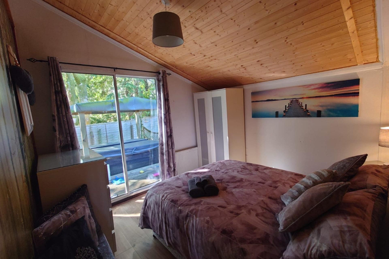 Room 3, Wildwood Cabin - Sleeps 6, Hot Tub & Parking, Dumfries and Galloway