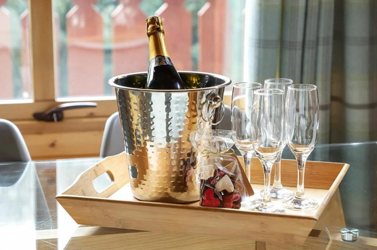 Food & Drinks, South Winchester Lodges, Hampshire