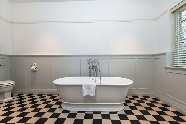 Bathroom 5, Edgbaston Park Hotel & Conference Centre, Birmingham