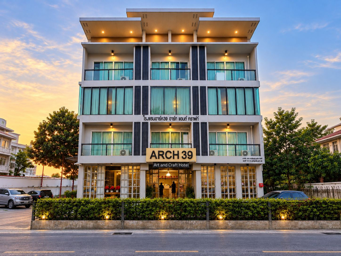 Exterior & Views