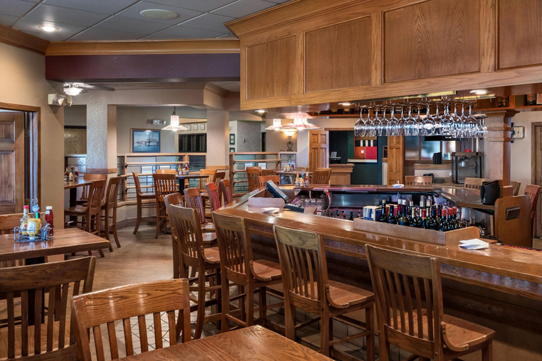 Food & Drinks 4, Cedar Shore Resort, Lyman