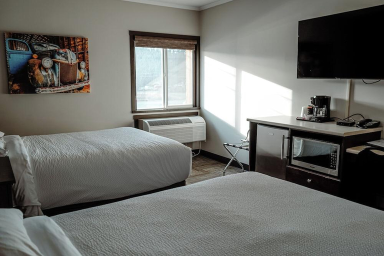 Bedroom 2, Homestead Inn Suites, Bulkley-Nechako