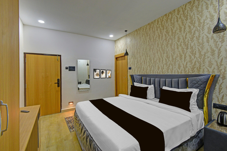 Room 3, Super Townhouse OAK Banjara Hills, Hyderabad