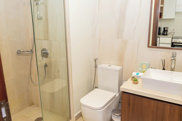 Bathroom, Bloomfields Stunning STU in Reflection, Abu Dhabi City