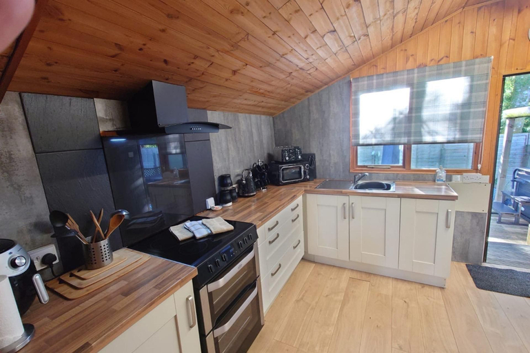 Private kitchen, Wildwood Cabin - Sleeps 6, Hot Tub & Parking, Dumfries and Galloway