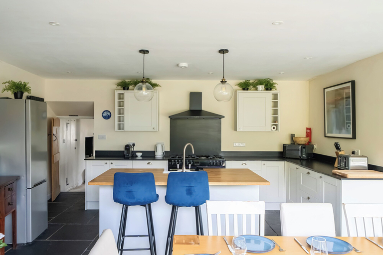 Private kitchen 2, 4-bed Cottage - Pets With Garden & Wood Burner, Cornwall