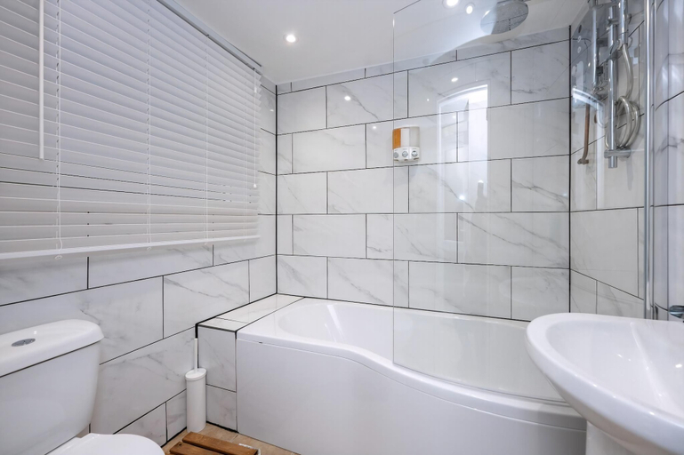 Bathroom 3, Comfortable 4-bed Home With Free Parking Wales, Rhondda, Cynon, Taff